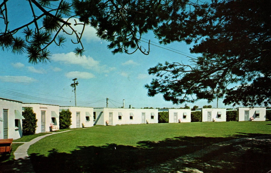 Alpha Motor Court - Vintage Postcard